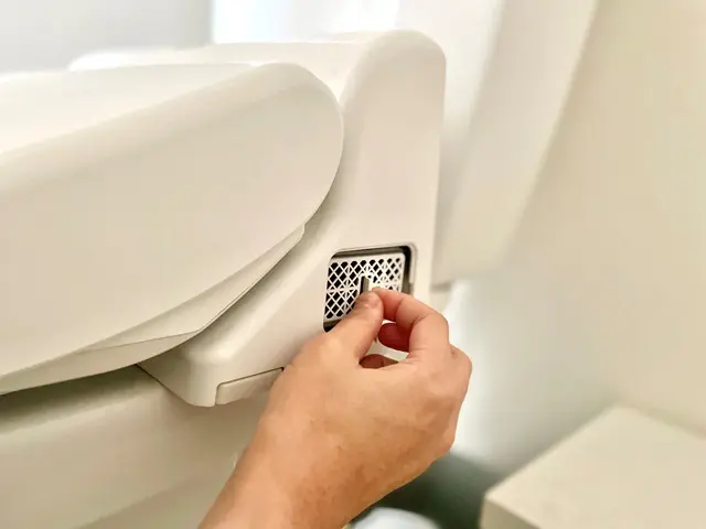 トイレの脱臭フィルター掃除の様子
