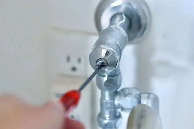 トイレの止水栓を閉めている様子