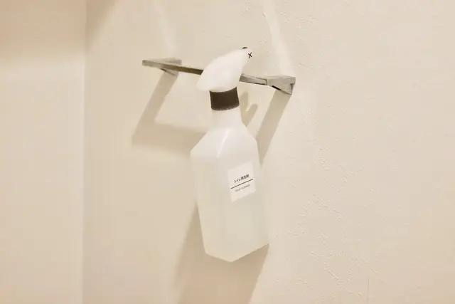 タオルかけに洗剤を引っ掛けている様子