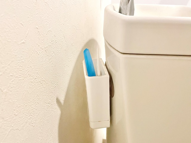 浮かせる収納を活用して掃除道具を収納している様子