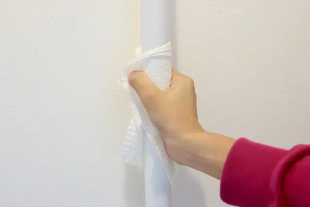手すりを掃除するシート