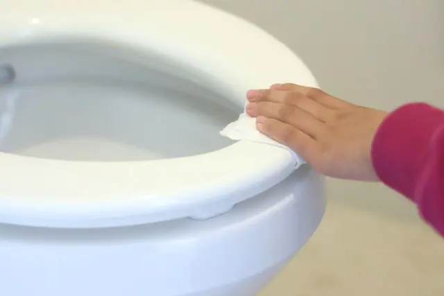 便座の拭き掃除の様子