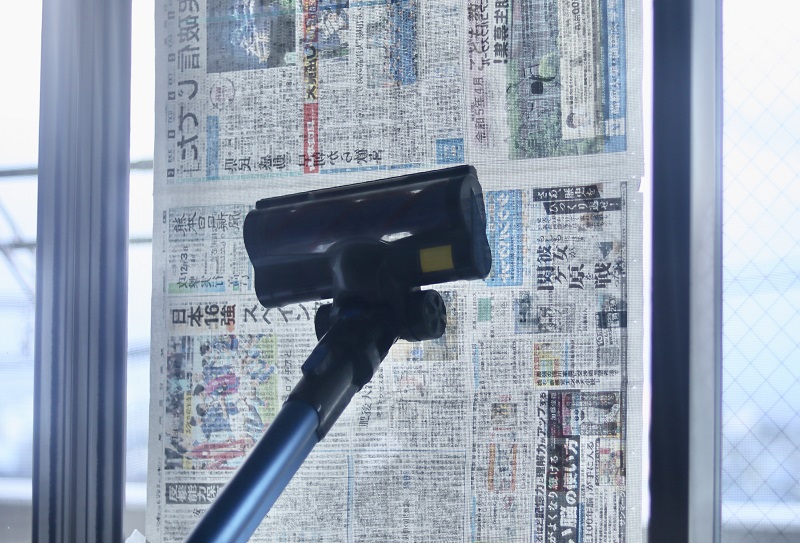 方法④:新聞紙+掃除機を使う