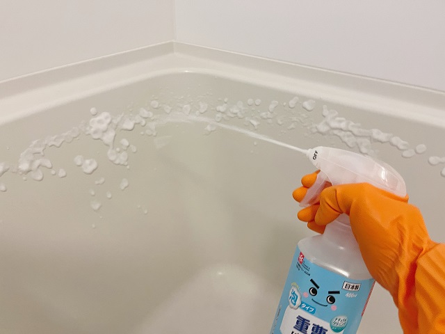 浴槽に重曹水をスプレーする様子