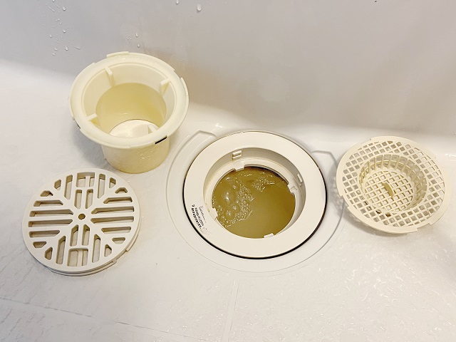お風呂の排水溝のカバーを外した様子
