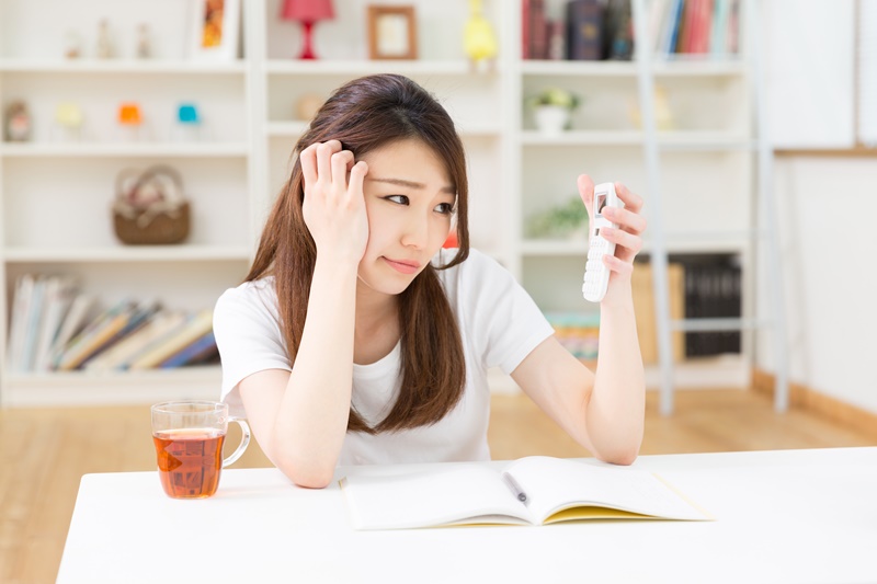 お金のことで悩んでいる女性