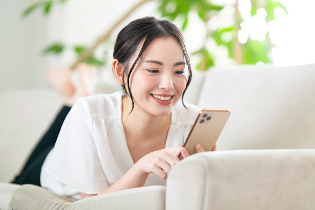 お部屋探しをする女性