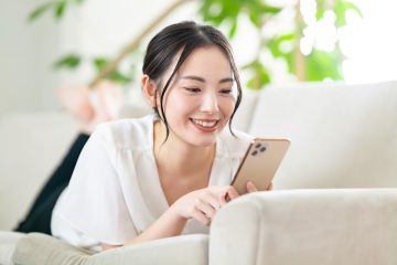 お部屋探しをする女性