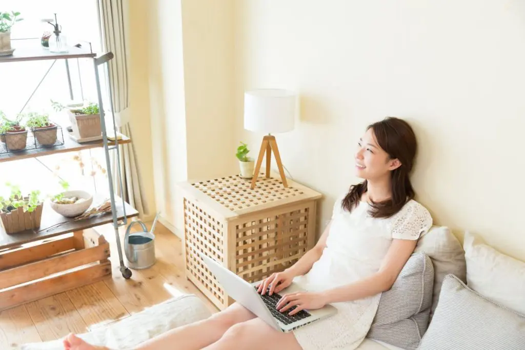 室内にいる女性がノートパソコンを使ってお部屋探しをする写真