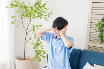 室内で騒音が気になる男性の写真
