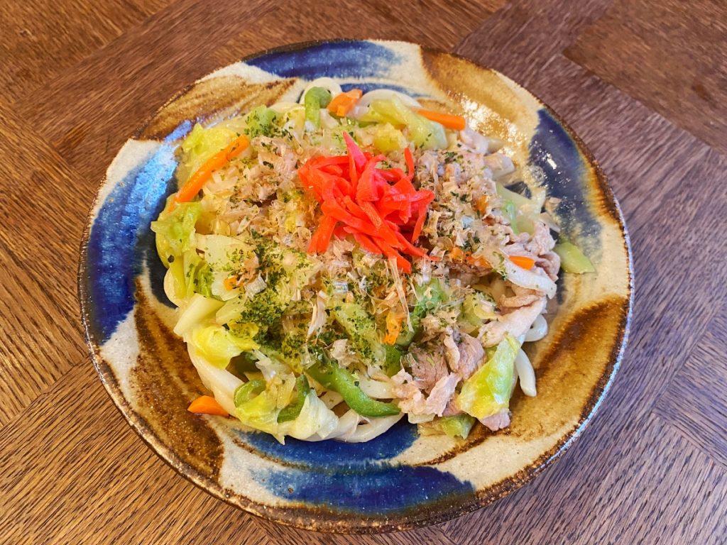 業務スーパーの「彩り炒め用野菜ミックス」を使って業務田スー子さんがつくった冷凍焼うどん
