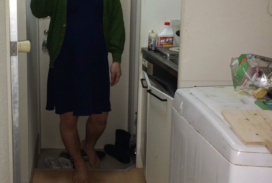 なか憲人さんが最初に一人暮らしした部屋の廊下とキッチンの様子