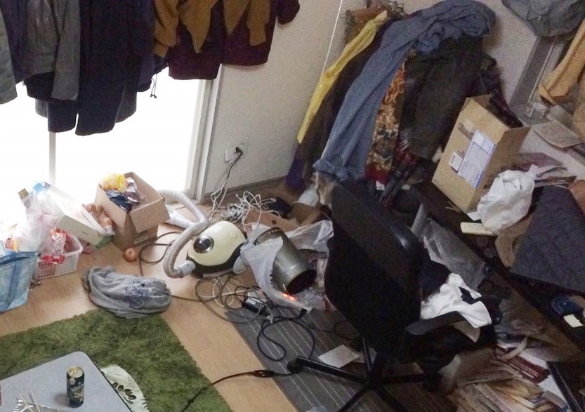 なか憲人さんが最初に一人暮らしした部屋の荒れた様子の写真1