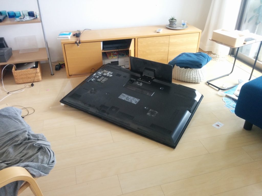 地震によって倒れたテレビ(画像提供:松永りえ)