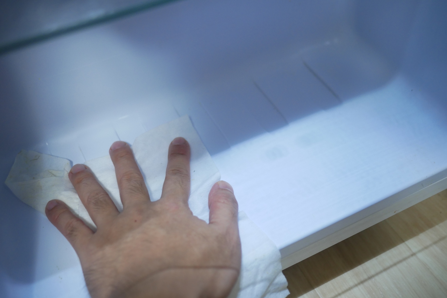 冷蔵庫の中を拭き掃除する様子