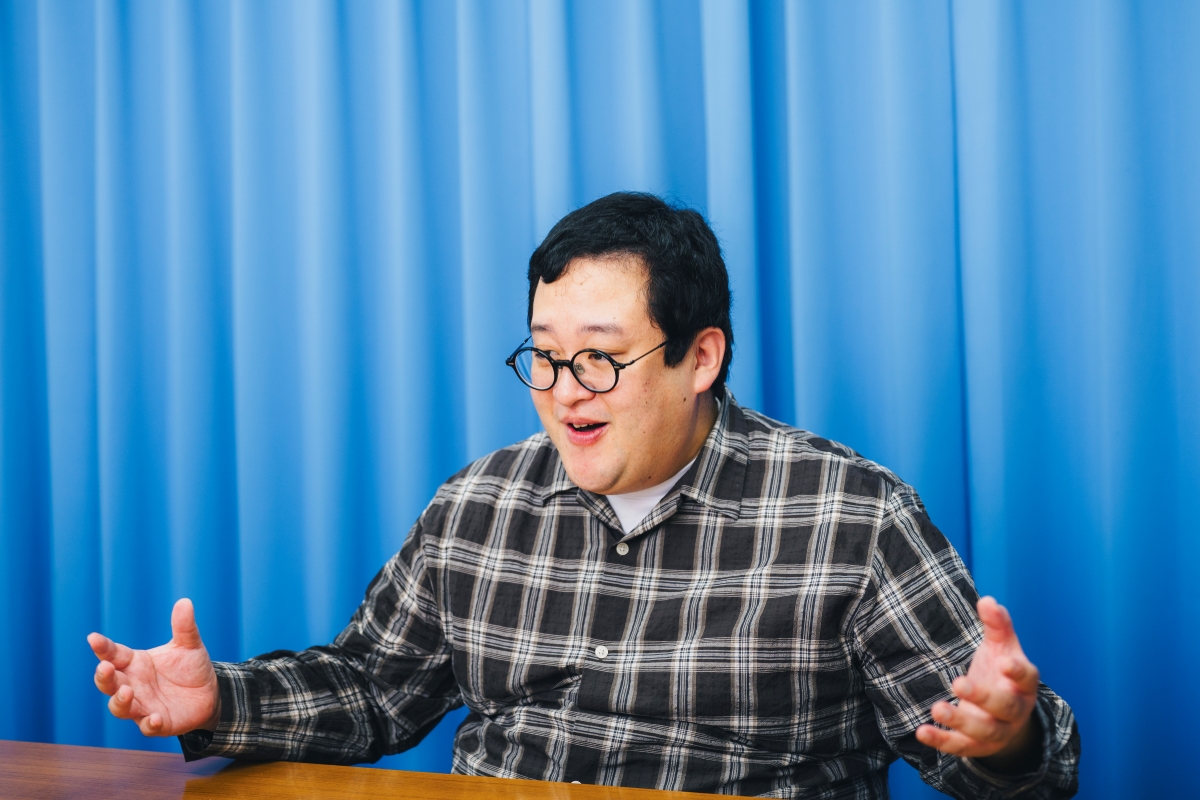 両手を広げて東京に上京した理由を話すぐんぴぃさん