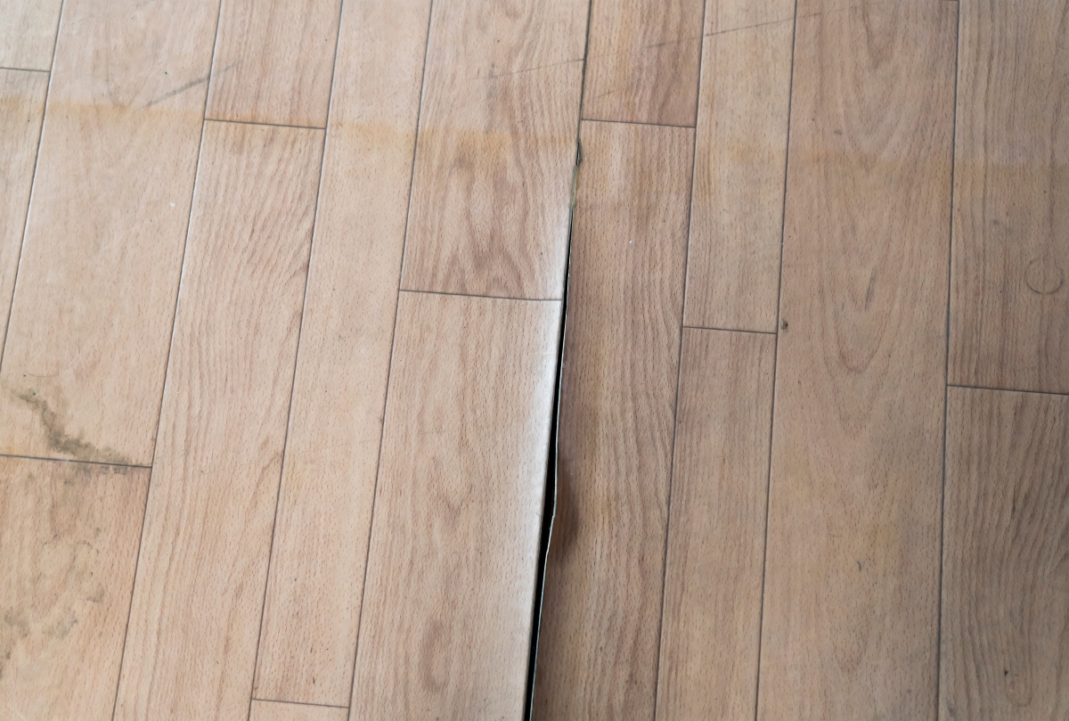 フロアの汚れ、剥がれ