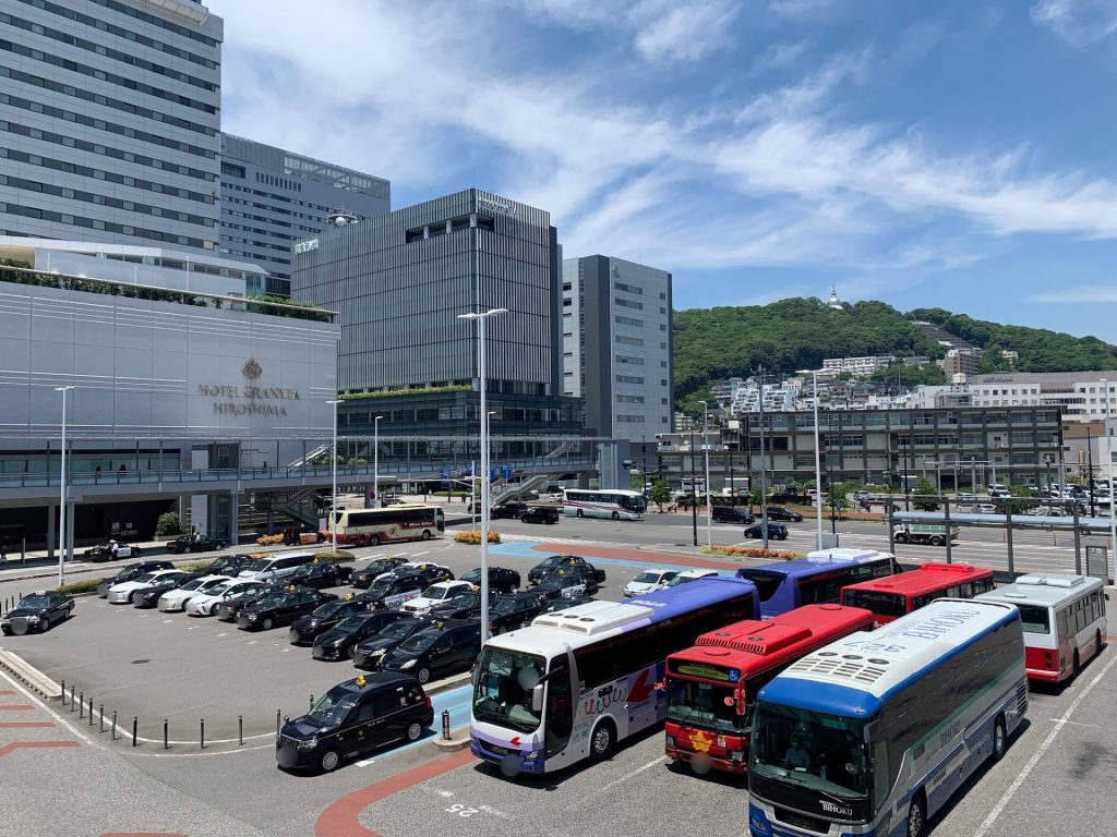 駅前のホテルやオフィスビル、住宅街の風景