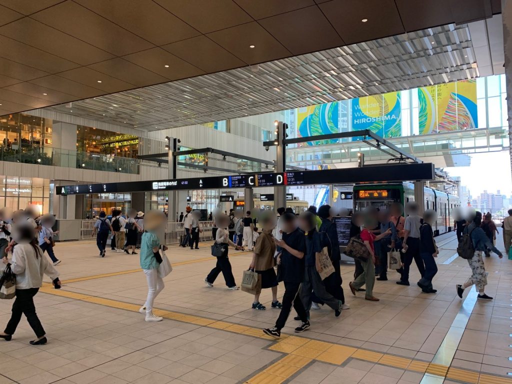 駅構内の乗り場に停車している路面電車