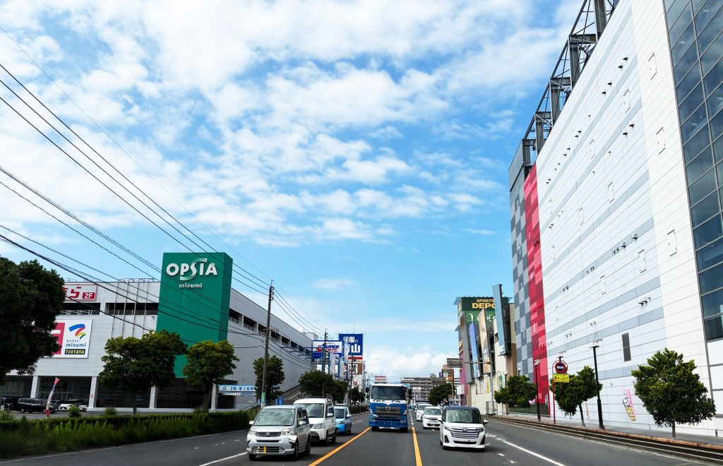 産業道路沿いの商業施設が並ぶ通り