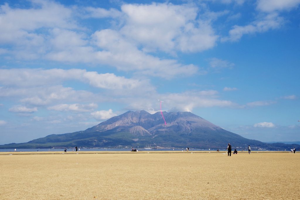 広々とした「マリンポートかごしま」と桜島