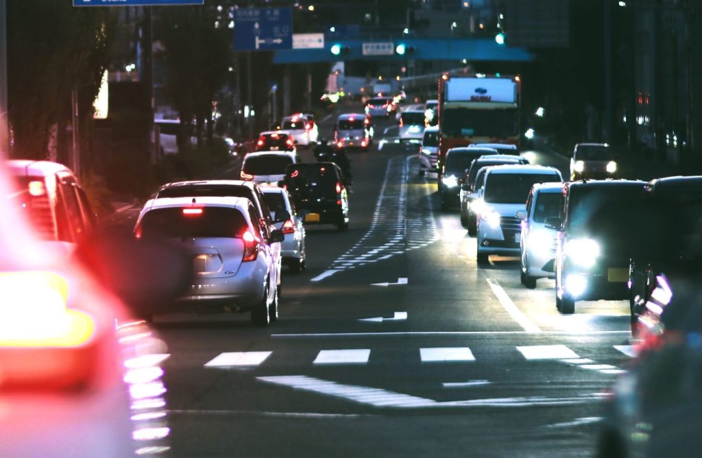 平日の夕方自動車の渋滞イメージ