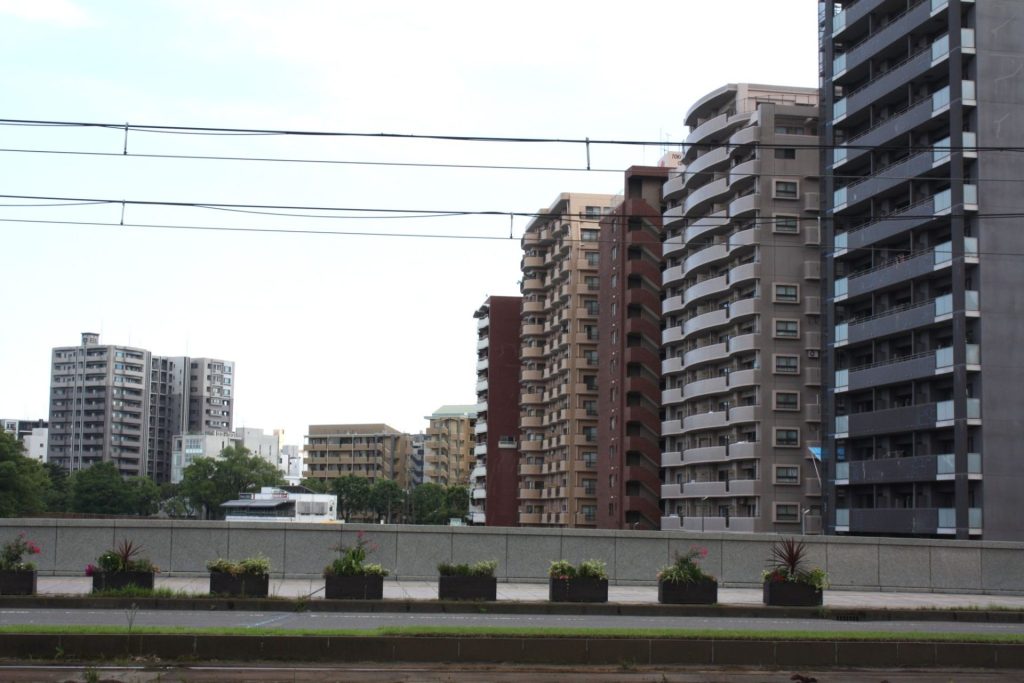 高見橋から見た中央町のマンション群