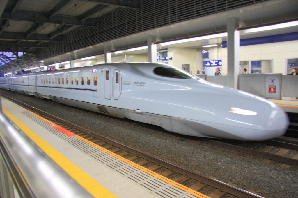 鹿児島中央駅に入ってくる新幹線