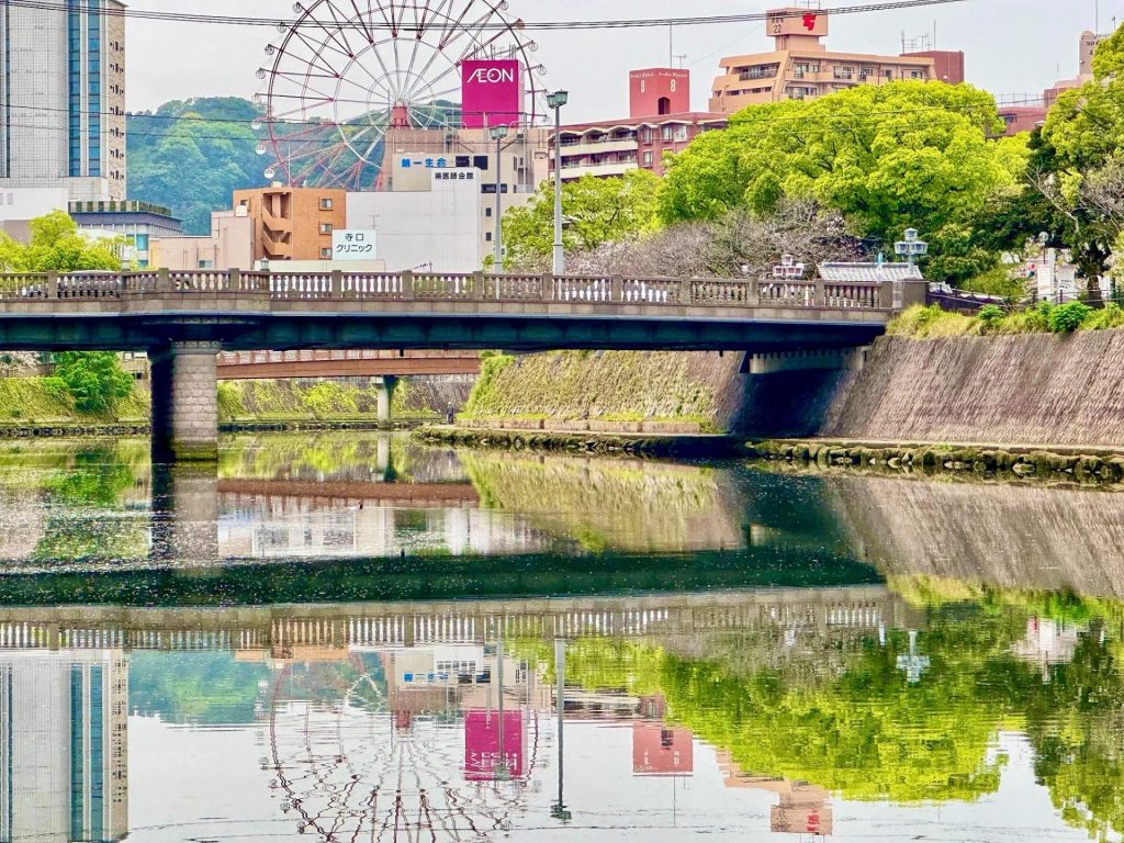 甲突川から見たアミュラン