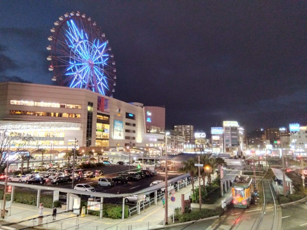 夜間でも明るい鹿児島中央駅東口側