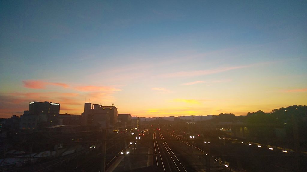 海田市駅改札出てすぐ見える広島駅方面の景色