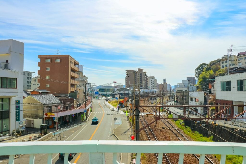 尾道の歩道橋から見える街並み 道路と線路