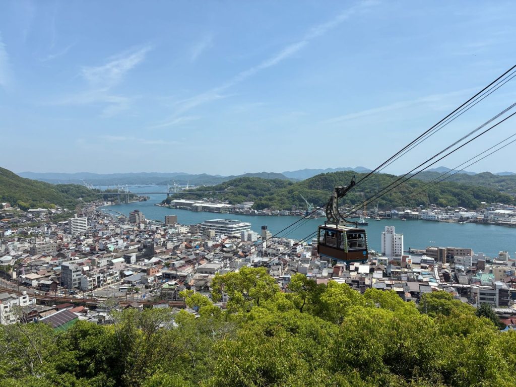 尾道水道を望む千光寺ロープウェイと街並み