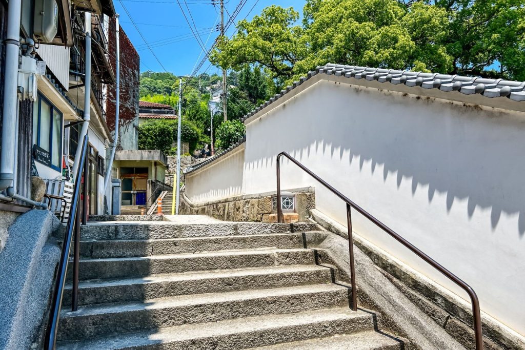 夏の陽射しを受ける石畳の階段と坂道の尾道