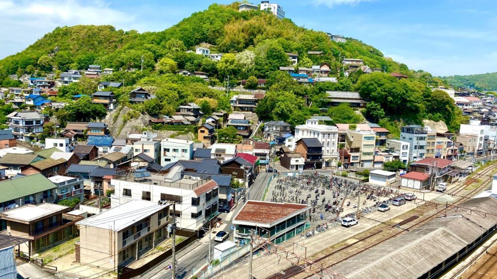 尾道城と斜面にたつ住宅街の街並み