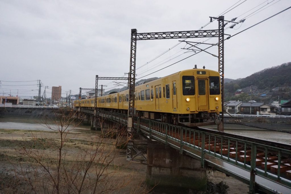 瀬野川を渡る105系