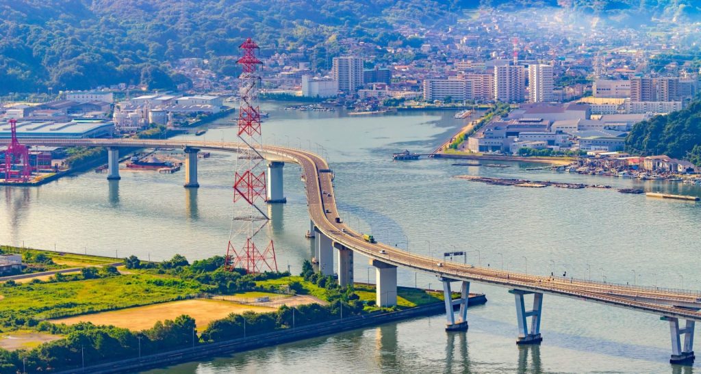 広島の高速道路と町並み