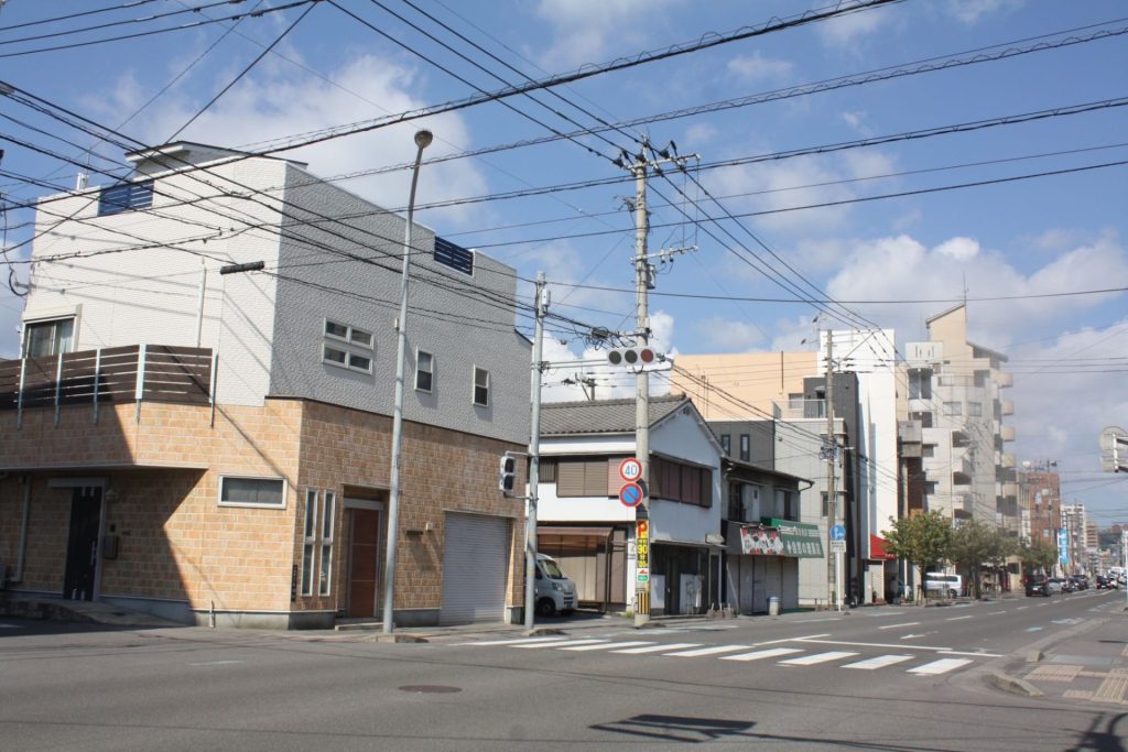 最寄りの電停よりやや離れた下荒田の住宅街の一角