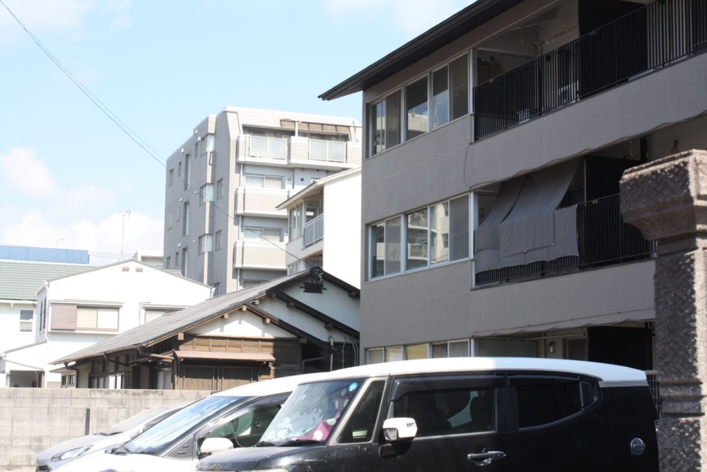 戸建てや共同住宅が立ち並ぶ下荒田の住宅街