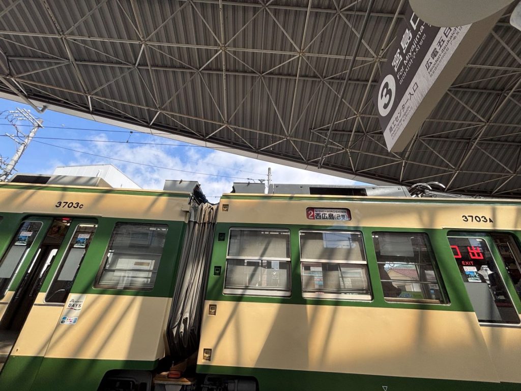 西広島（己斐）電停の路面電車の様子