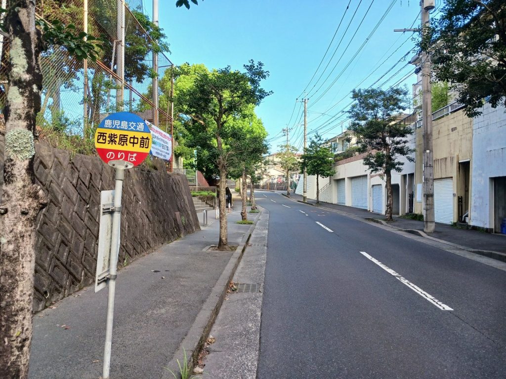 西紫原中学校前の住宅街の様子