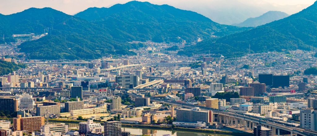 広島の山に囲まれた町の風景