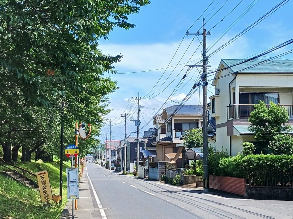 鹿児島国際大学グラウンド沿いの街並み