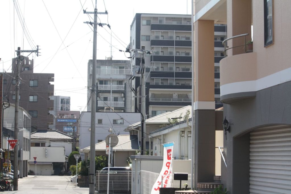 戸建てや集合住宅が立ち並ぶ荒田の住宅街
