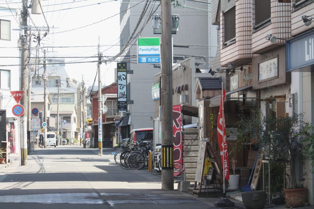 荒田にある飲食店とコンビニ