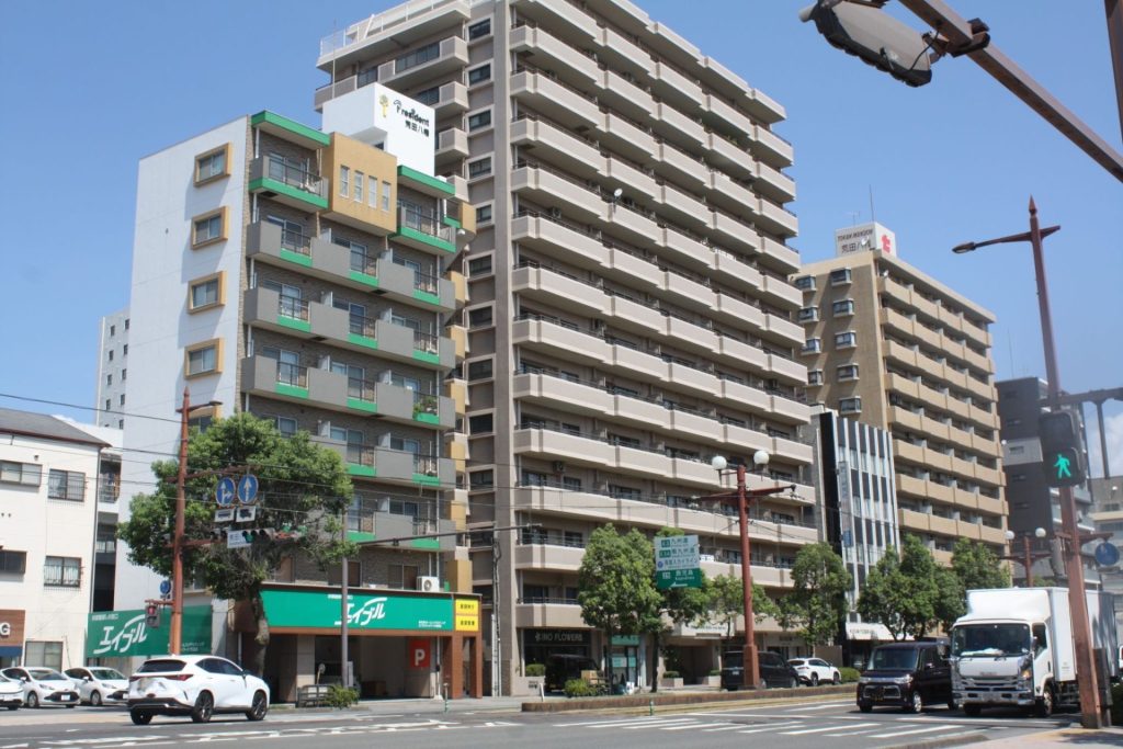荒田1丁目にある電車通り沿いのマンション