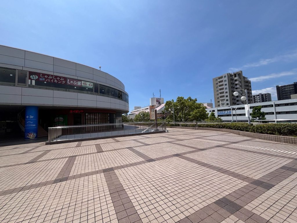 新井口駅前アルパーク屋外広場の様子