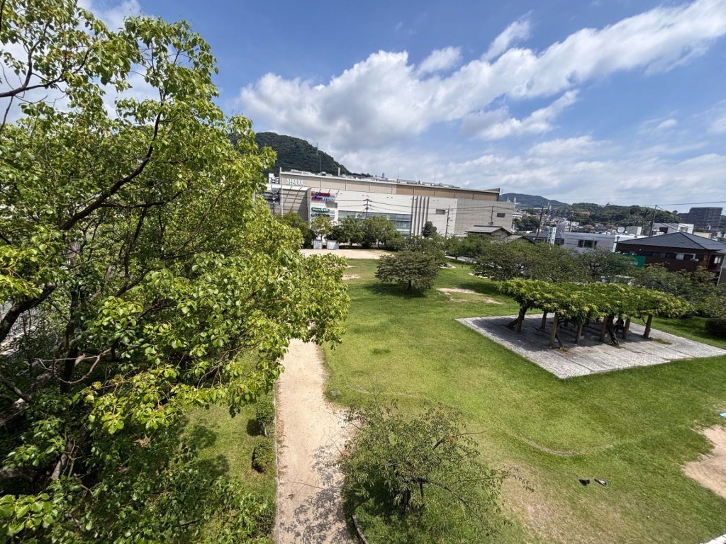新井口駅前アルパーク近く公園の様子