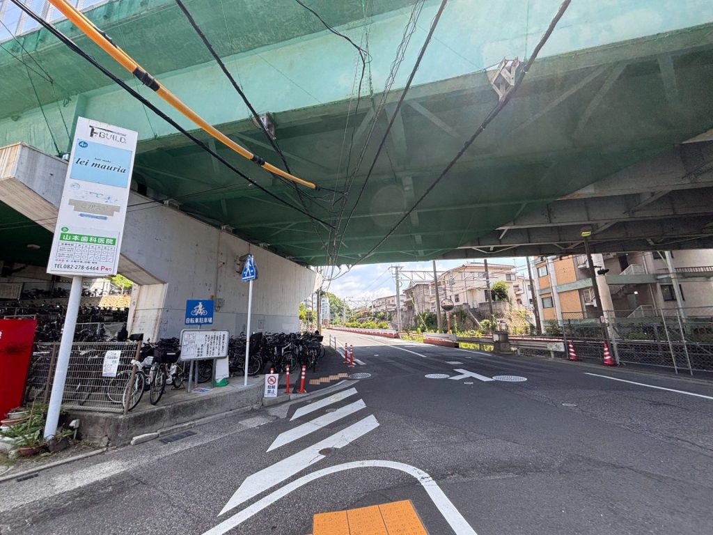 新井口駅北側高架下駐輪場の様子