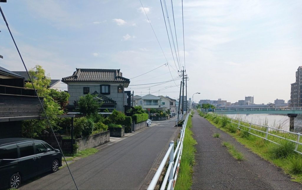 永田川沿いの住宅と景色